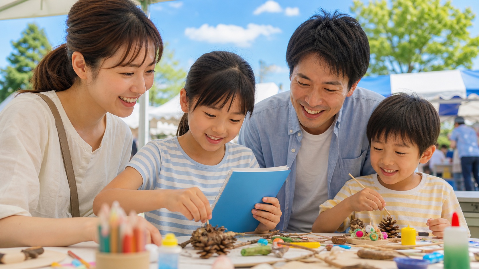 家族で工作体験を楽しむ様子